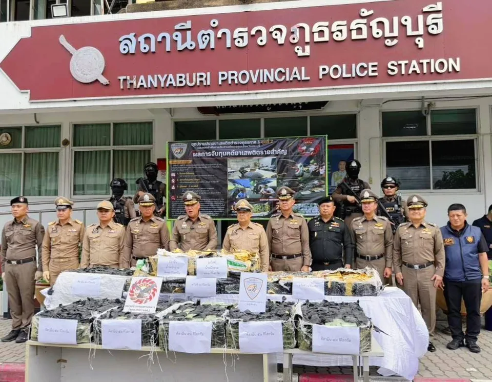 Daily Times Online ผบช.ภ.1 พร้อมผู้ว่าฯปทุมฯร่วมแถลงข่าวโชว์ผลงานการจับกุมยาเสพติดเครือข่ายทีมลำเลียงยาเสพติด" “หนุ่ม โน้ต ป.หางยาว ปทุมธานี”พร้อมของกลางไอซ์ 166 กก.เคตามีน299 กก.