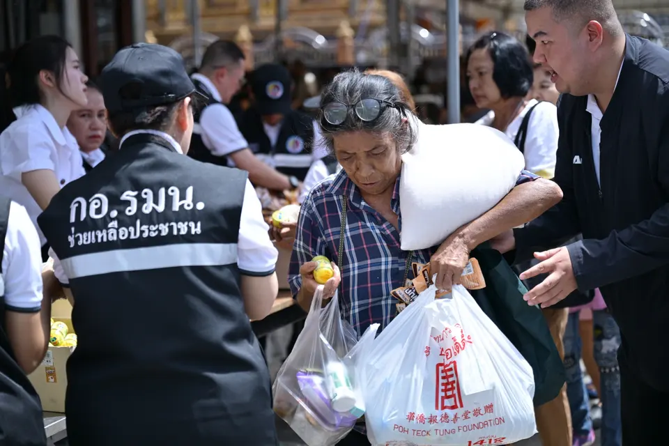 Daily Times Online โครงการ “กอ.รมน. ปันน้ำใจ บรรเทาทุกข์ค่าครองชีพประชาชน” จับมือ มูลนิธิป่อเต็กตึ๊ง มูลนิธิไทยอาสาป้องกันชาติ และภาคีเครือข่ายภาคประชาชน มอบสิ่งของอุปโภคบริโภค บรรเทาทุกข์ค่าครองชีพของประชาชน