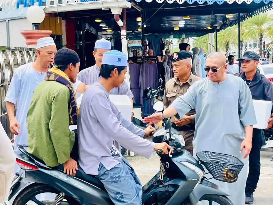 ตำรวจเมืองปัตตานีแจกน้ำดื่มหน้ามัสยิดกลาง สานสัมพันธ์พี่น้องประชาชน