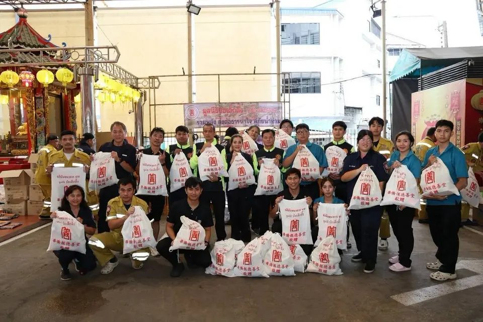 Daily Times Online มูลนิธิป่อเต็กตึ๊ง "รวมพลัง สู้ภัยนํ้าท่วมจัดชุดยังชีพ(ฉุกเฉิน)" จำนวน 500 ชุด"พร้อมเตรียม เสื้อชูชีพ ไฟโซล่าเซลล์ขนาดพกพา" สนับสนุนภารกิจฝ่ายปฏิบัติการในการช่วยเหลือประชาชน