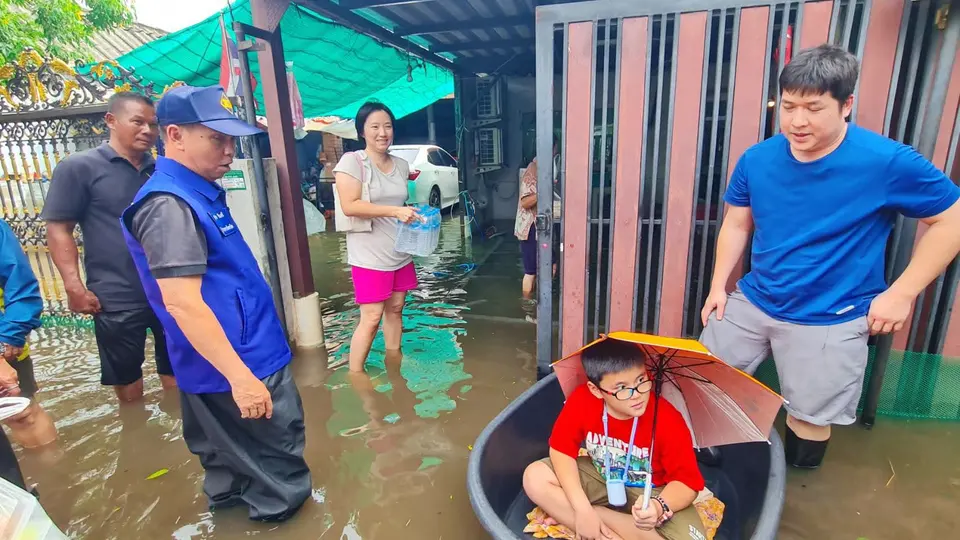 Daily Times Online ผู้ว่าฯ สมุทรปราการลงพื้นที่เทพารักษ์ ติดตามสถานการณ์น้ำท่วมขัง พร้อมมอบอาหาร-น้ำดื่มช่วยเหลือประชาชน