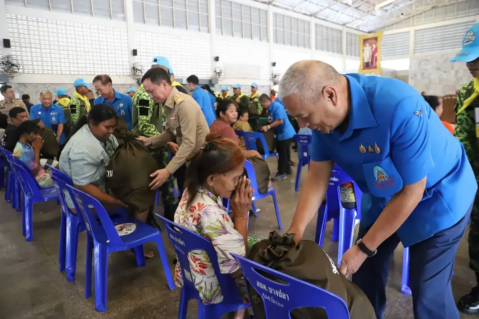 Daily Times Online องคมนตรี เชิญสิ่งของพระราชทานเครื่องอุปโภค บริโภคและสิ่งของพระราชทานสำหรับเด็กไปมอบให้กับประชาชนที่ประสบอุทกภัยน้ำท่วม