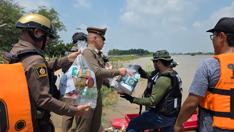 Daily Times Online ผู้การฯเมืองสิงห์ฯลงพื้นที่มอบน้ำดื่มให้กับเจ้าหน้าที่เพื่อเป็นขวัญกำลังใจในการปฏิบัติหน้าที่ช่วงอุทกภัยในพื้นที่ จังหวัดสิงห์บุรี