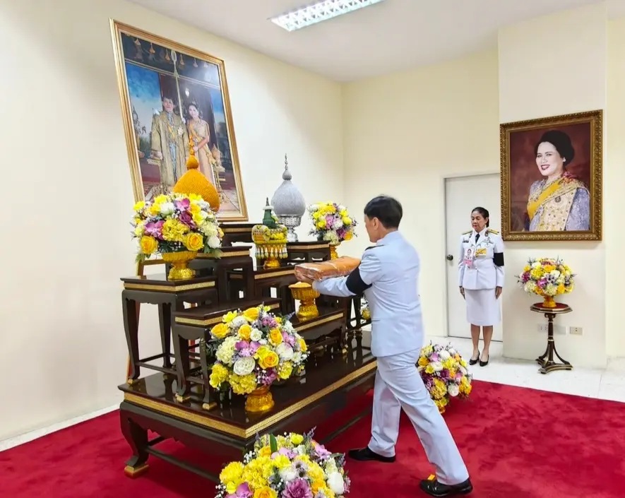 Daily Times Online พระบาทสมเด็จพระเจ้าอยู่หัว โปรดเกล้า พระราชทานผ้าพระกฐิน ให้ นายวรเทพ สกุลพิชัยรัตน์ อัยการพิเศษฝ่ายชี้ขาดคดีอัยการสูงสุด ๑.