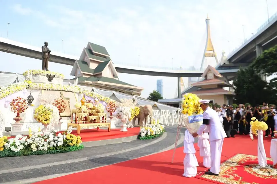 Daily Times Online ผู้ว่าฯ ศุภมิตร ประธานพิธีเจริญพระพุทธมนต์ และทำบุญตักบาตรข้าวสาร อาหารแห้ง พระสงฆ์ ถวายเป็นพระราชกุศลแด่พระบาทสมเด็จพระบรมชนกาธิเบศร มหาภูมิพลอดุลยเดชมหาราช บรมนาถบพิตร เนื่องในวันนวมินทรมหาราช 