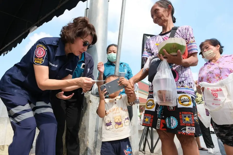 Daily Times Online วัดเทพศิรินทราวาสราชวรวิหาร ร่วมกับ มูลนิธิป่อเต็กตึ๊ง จัดพิธีทิ้งกระจาด (ซิโกว) แจกเครื่องอุปโภคบริโภคแก่ผู้ยากไร้ 